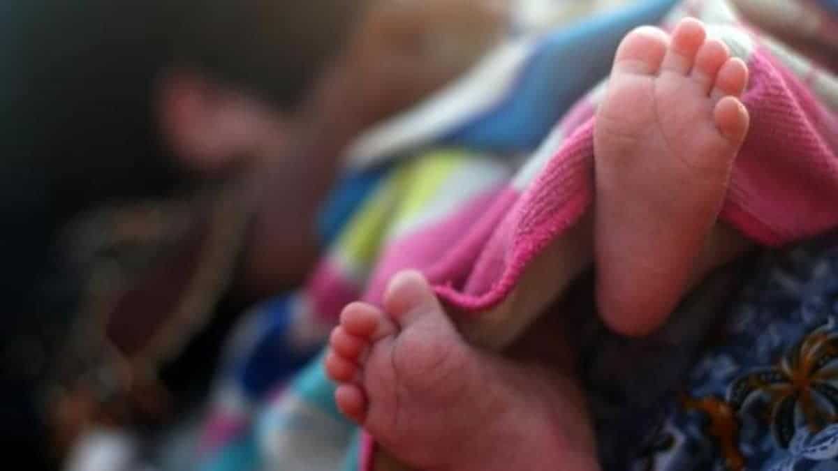 India: Andhra man kills 18-month-old daughter for being dark-skinned, wife reveals shocking details India: Andhra man kills 18-month-old daughter for being dark-skinned, wife reveals shocking details