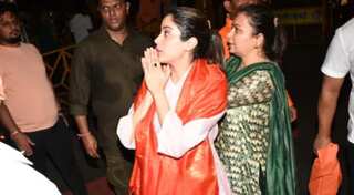 Watch viral video: Janhvi Kapoor walks barefoot to Siddhivinayak temple on Gudi Padwa