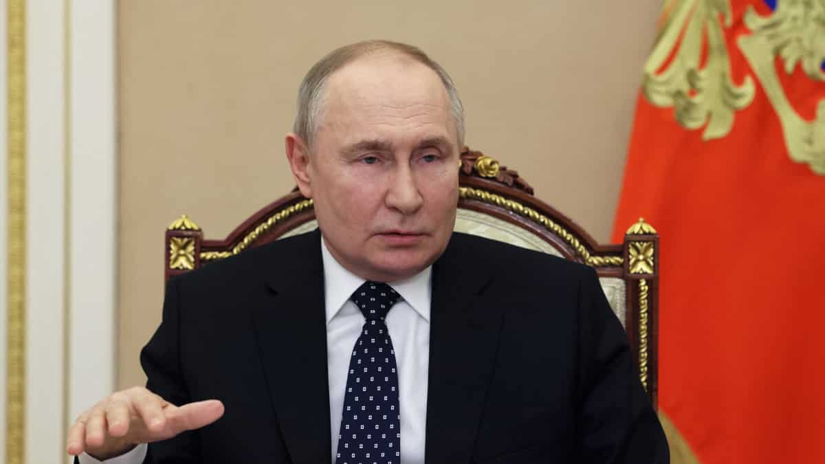 Putin ridicules Ukraine 'peace' talks without Russia's participation Putin ridicules Ukraine 'peace' talks without Russia's participation