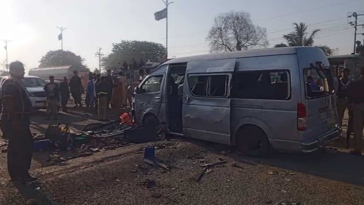 Pakistan: Suicide attack hits vehicle carrying five Japanese nationals in Karachi Pakistan: Suicide attack hits vehicle carrying five Japanese nationals in Karachi