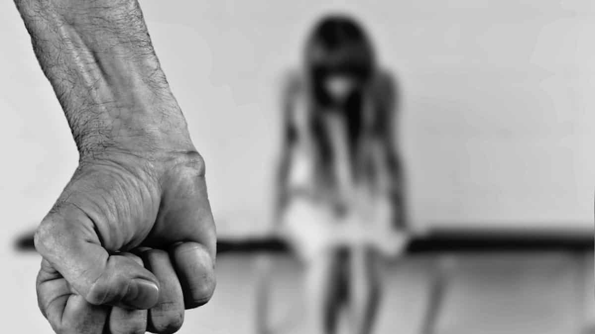 TRIGGER WARNING: Indian man tortures woman, throws chilli in eyes, seals mouth with adhesive TRIGGER WARNING: Indian man tortures woman, throws chilli in eyes, seals mouth with adhesive