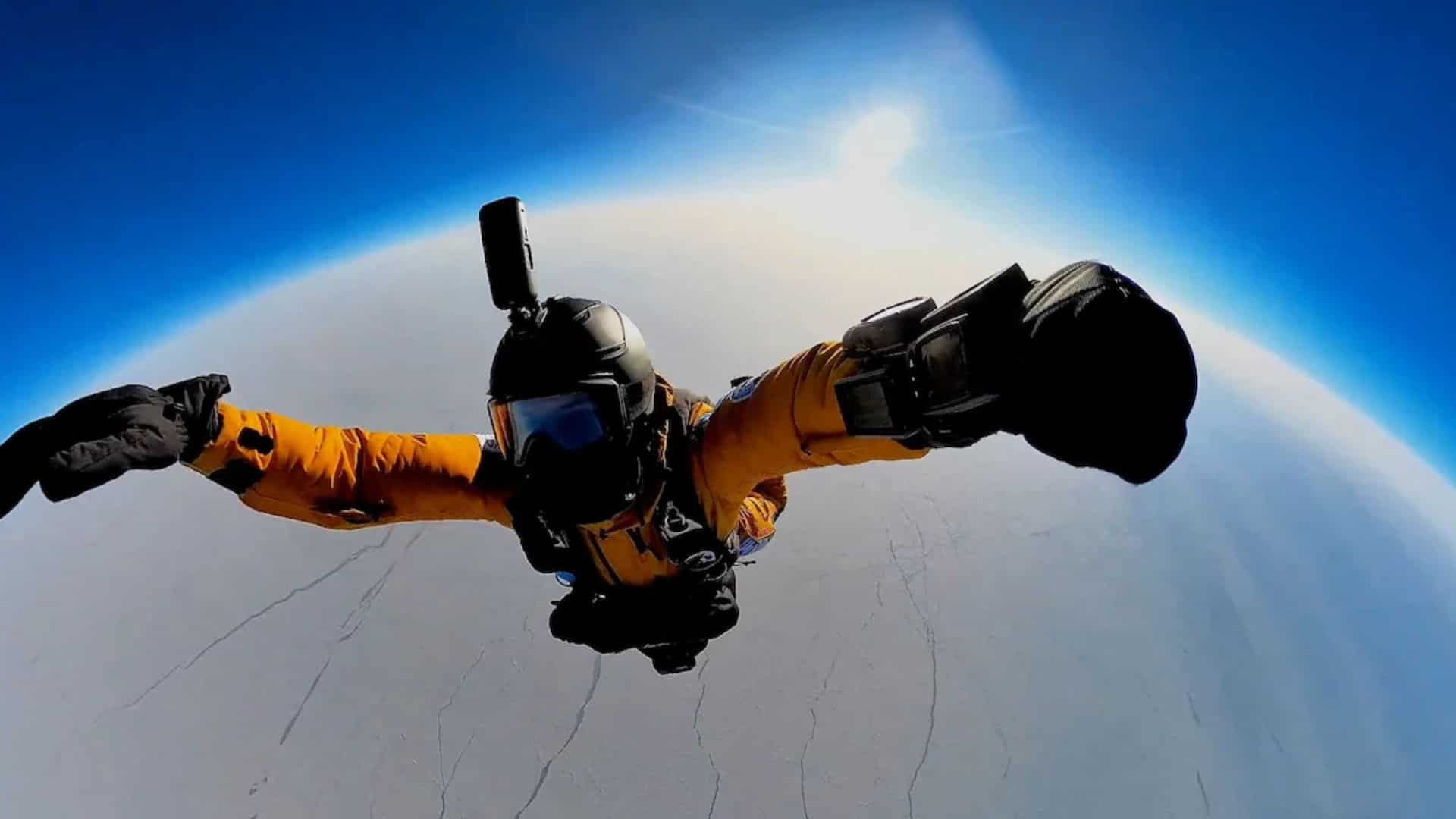 3 Russians parachute from Stratosphere to North Pole, set world record 3 Russians parachute from Stratosphere to North Pole, set world record