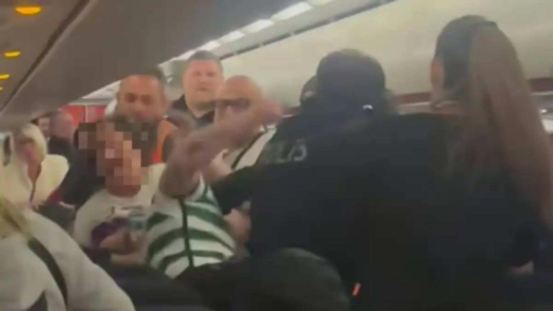 WATCH: Drunk EasyJet passenger throws punches at cops, flight attendants WATCH: Drunk EasyJet passenger throws punches at cops, flight attendants