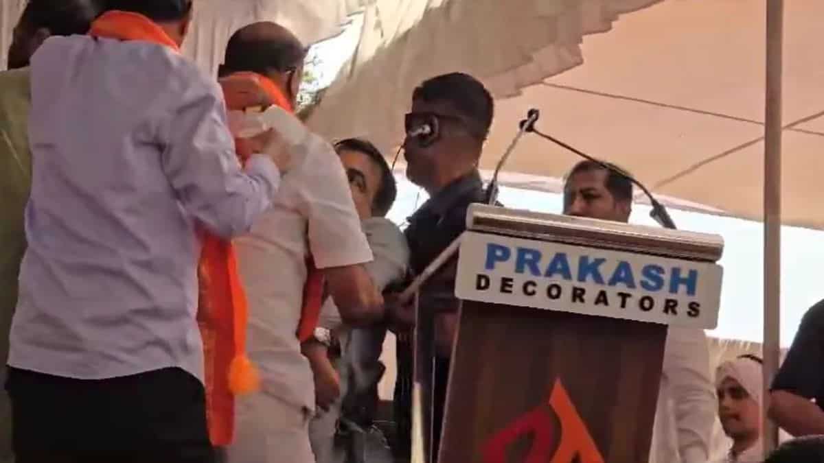 Video: Union Minister Nitin Gadkari faints on stage during election rally in Maharashtra Video: Union Minister Nitin Gadkari faints on stage during election rally in Maharashtra