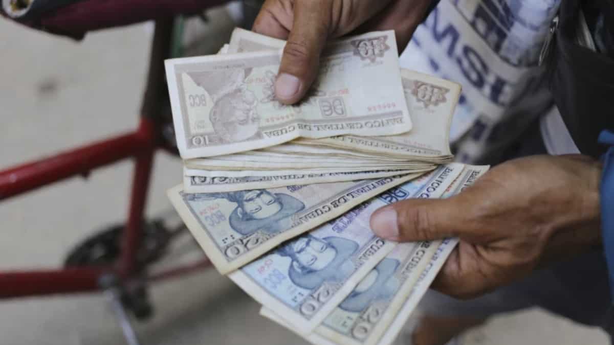 Cash crisis in Cuba: Long queues outside banks amid severe peso shortage Cash crisis in Cuba: Long queues outside banks amid severe peso shortage