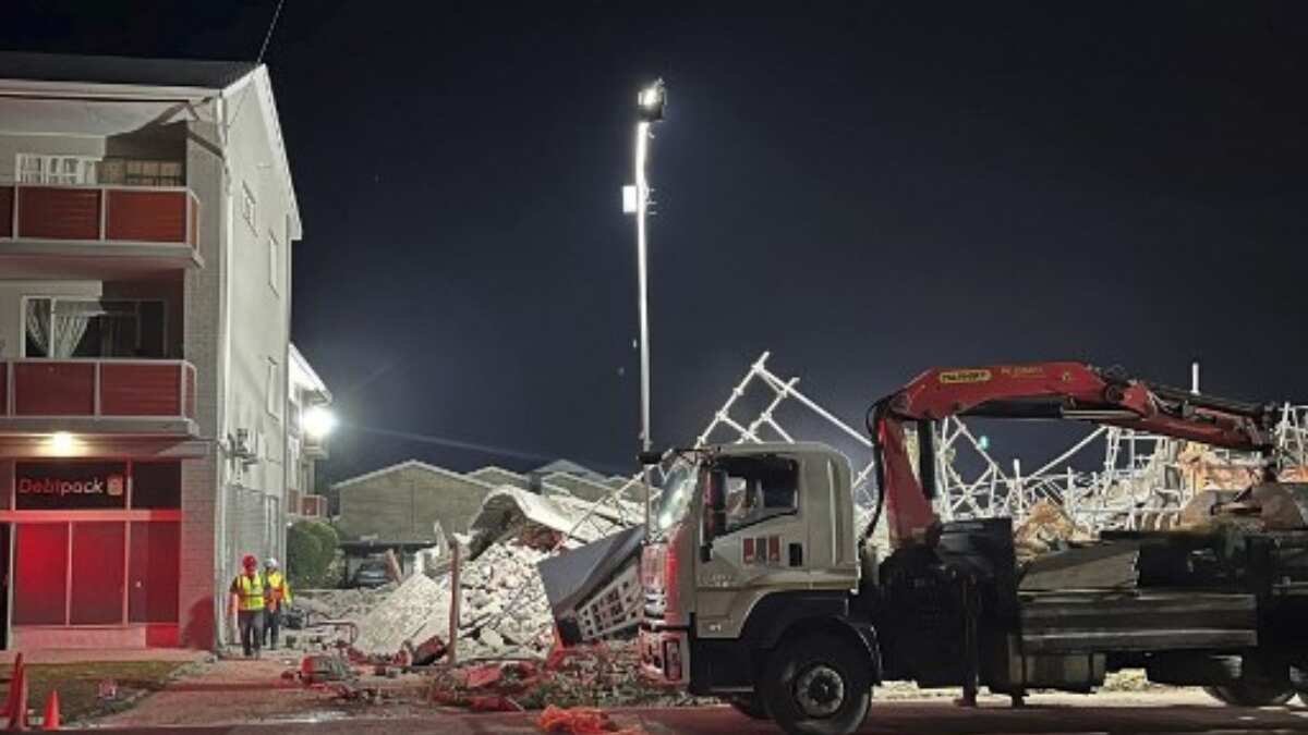 Building collapse injures 22 in South Africa, dozens still trapped