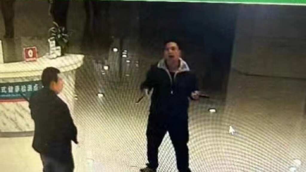 China hospital attack: At least 2 killed, 21 injured in knife rampage