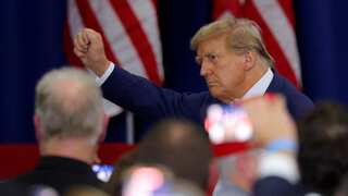 Donald Trump pledges to target EVs, LNG exports in meeting with oil CEOs, seeks $ 1 billion as 'deal'