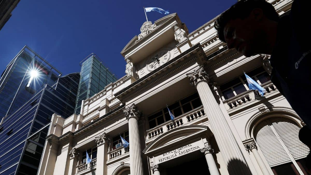 Argentina launches biggest banknote of 10,000 peso worth only $10