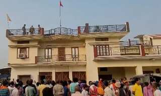 UP man shoots mother dead, attacks wife with hammer, throws 3 children off roof before killing self