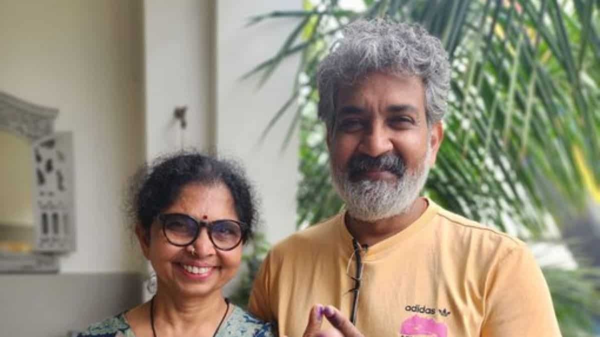 SS Rajamouli 'rushes' to polling booth in Hyderabad after arriving from Dubai SS Rajamouli 'rushes' to polling booth in Hyderabad after arriving from Dubai