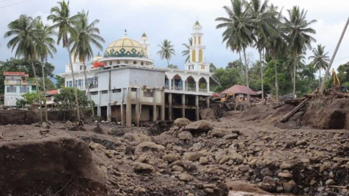 Indonesia: Thousands evacuated as flash floods, cold lava flow kill 50