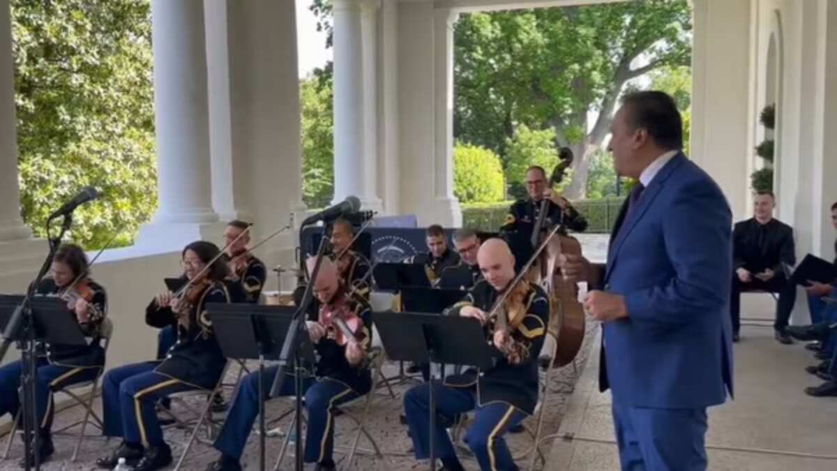 Watch: White House corridors echo with 'Saare Jahan Se Accha' as attendees dig on pani puris Watch: White House corridors echo with 'Saare Jahan Se Accha' as attendees dig on pani puris
