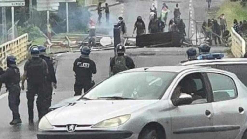 New Caledonia separatists resist French efforts to unblock roads