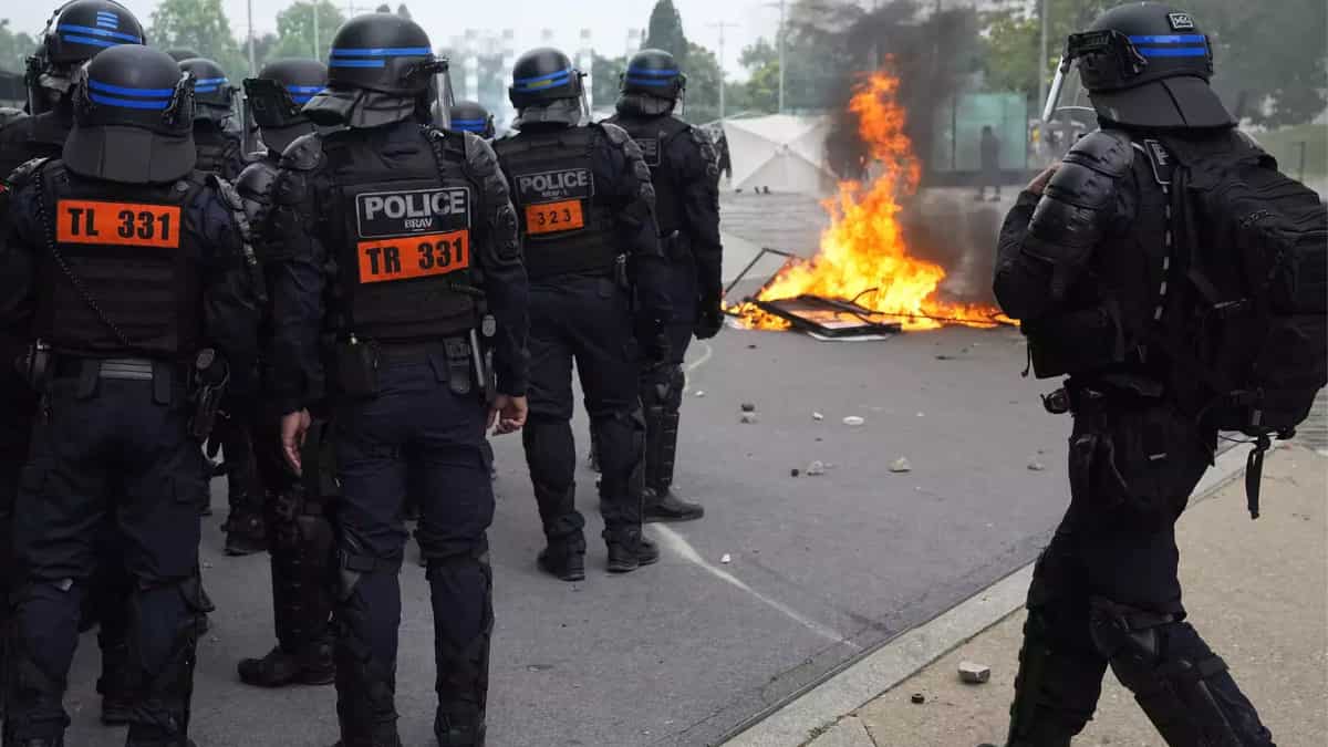 Police kill man trying to burn down synagogue in France Police kill man trying to burn down synagogue in France