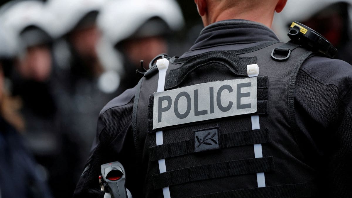 Gang of armed robbers steal jewellery worth millions of euros in Paris