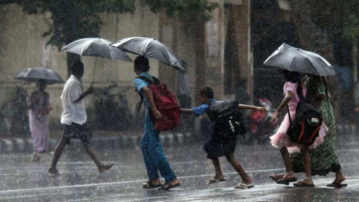 Kerala rainfall: 4 people killed as torrential rains hit state, IMD issues red alert for 5 districts Kerala rainfall: 4 people killed as torrential rains hit state, IMD issues red alert for 5 districts