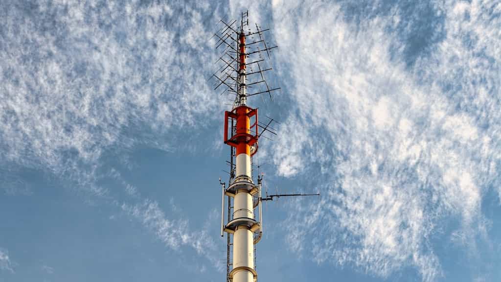 This strange Russian radio signal has been transmitting beeps and buzzes since 1982. Nobody knows why