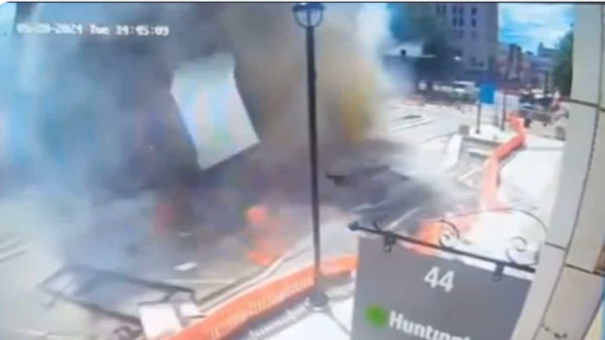 Massive explosion rocks Ohio building as windows shatter and debris fly across street: Video Massive explosion rocks Ohio building as windows shatter and debris fly across street: Video