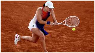 Defending champion Iga Swiatek survives almighty scare to pip Naomi Osaka in French Open thriller