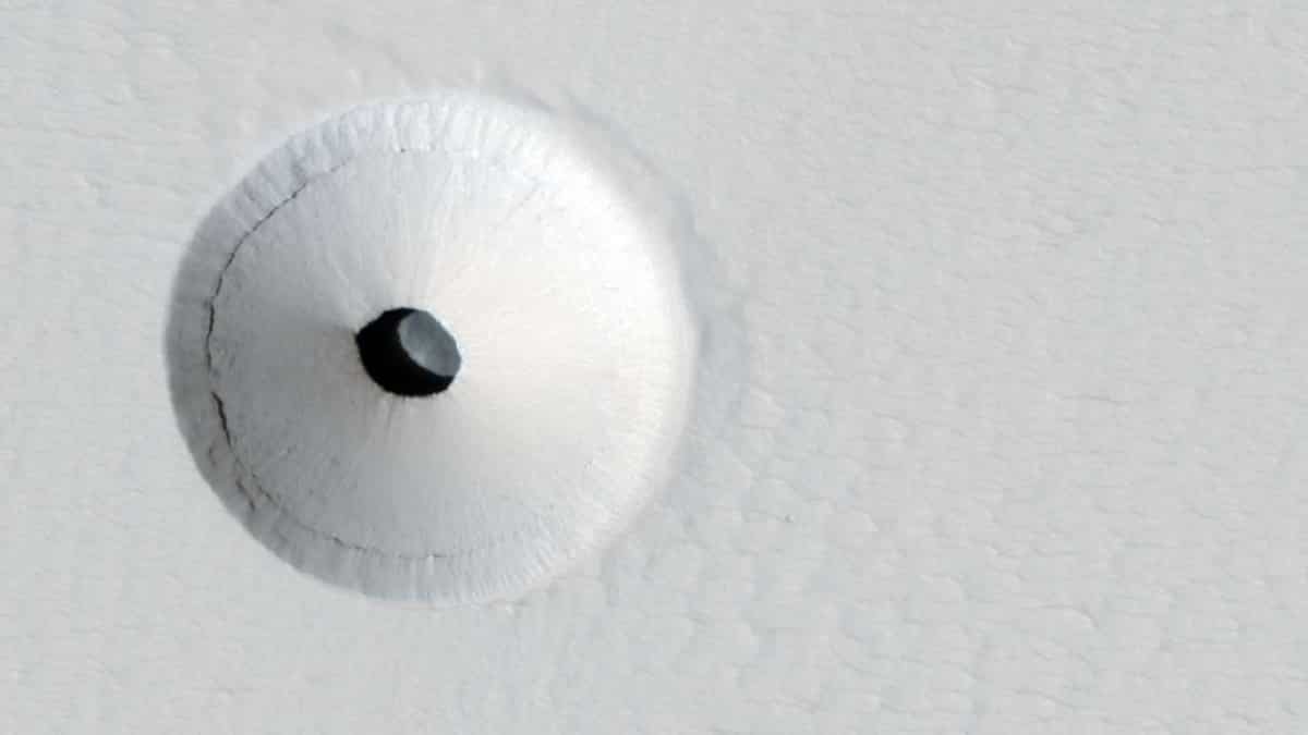 Mysterious hole appears on surface of Mars. What's hiding in there? Aliens?