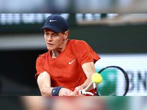 Jannik Sinner, Iga Swiatek race to French Open quarters as scheduling comes under scrutiny