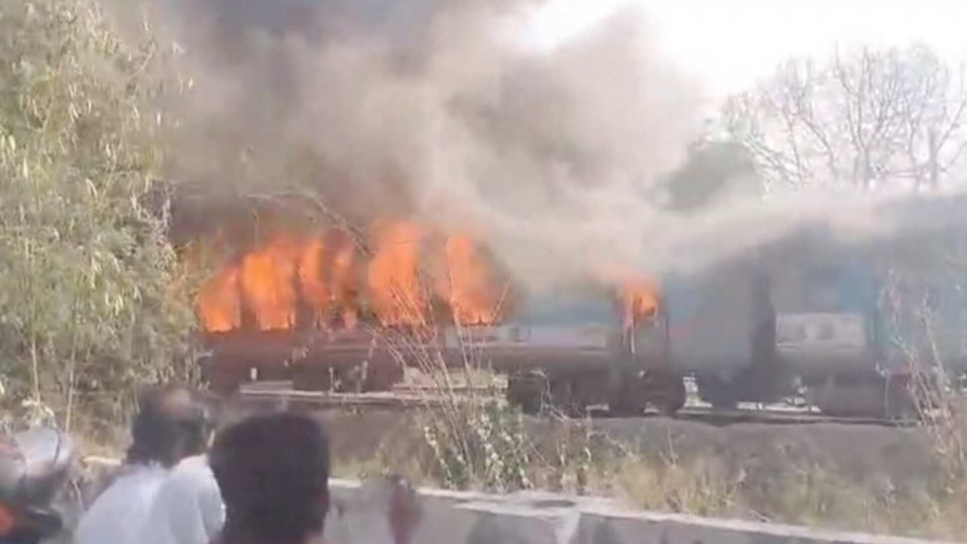 Watch | Fire engulfs three coaches of Taj Express in Southeast Delhi; no casualties reported Watch | Fire engulfs three coaches of Taj Express in Southeast Delhi; no casualties reported