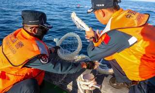 Philippines Navy tear down Chinese fishing nets in South China Sea