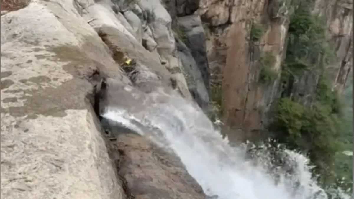 Watch: China's tallest waterfall fed by pipes, netizens call it disrespect to visitors