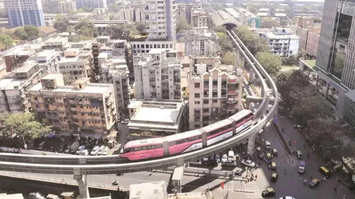 Robbers disguised as repairers dig Dadar footpath, steal copper cables worth thousands of dollars Robbers disguised as repairers dig Dadar footpath, steal copper cables worth thousands of dollars