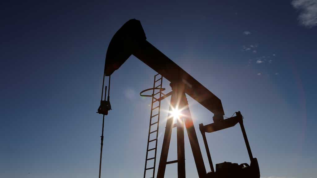 Can a drop in US stockpiles hold price amid mixed market signals?