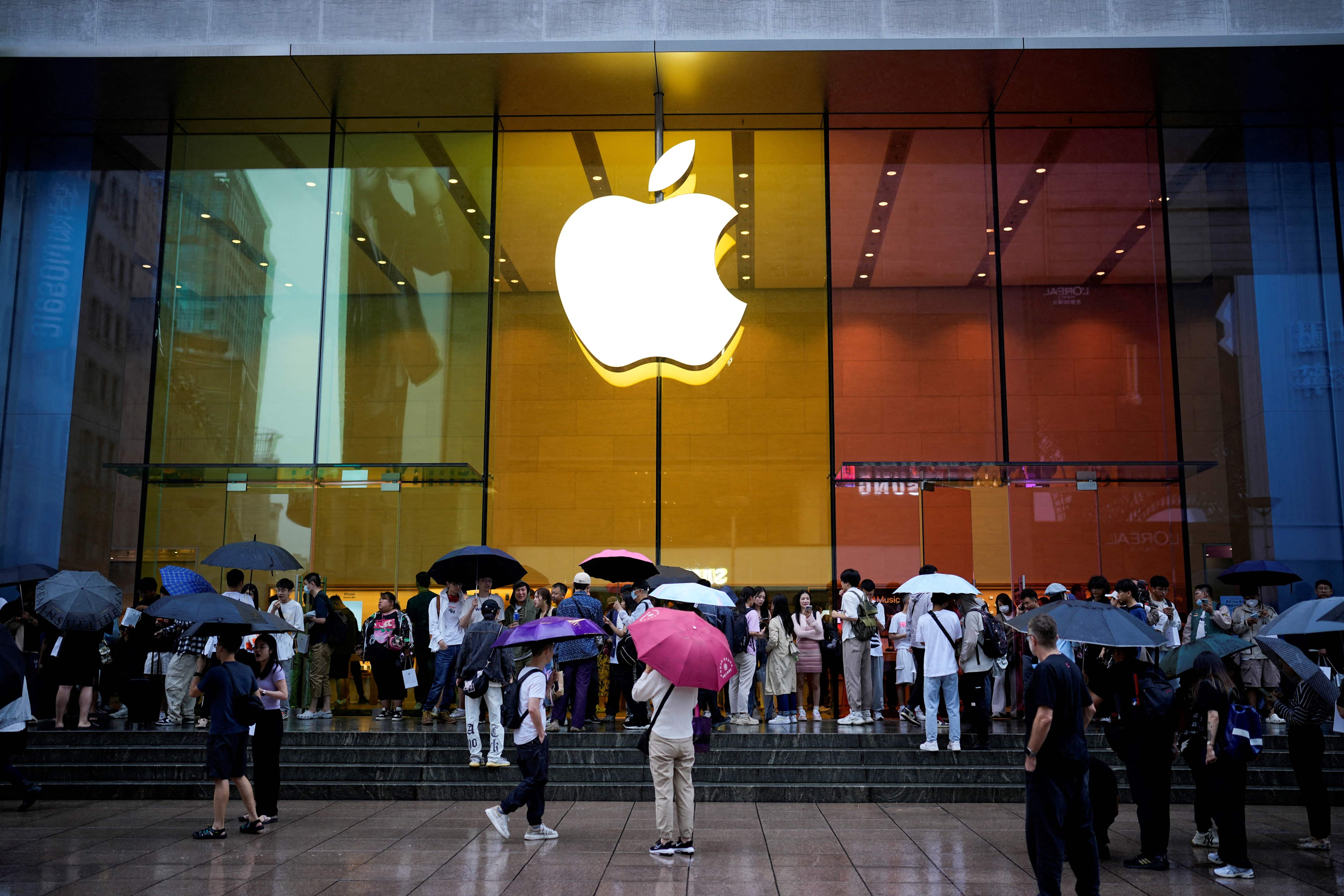 Apple surpasses Microsoft to become the world's most valuable company again Apple surpasses Microsoft to become the world's most valuable company again