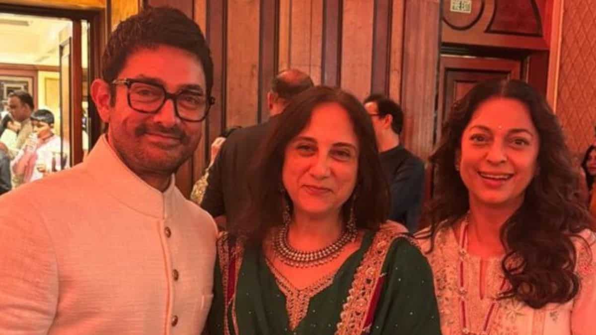 Juhi Chawla and Aamir Khan reunite for a special occasion Juhi Chawla and Aamir Khan reunite for a special occasion