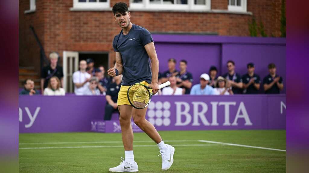 Carlos Alcaraz advances to second round at Queen's Club after slow start