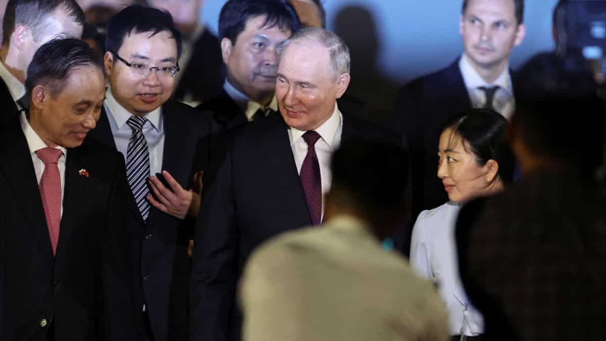 Putin arrives in Vietnam after signing defence pact with North Korea, irks US Putin arrives in Vietnam after signing defence pact with North Korea, irks US