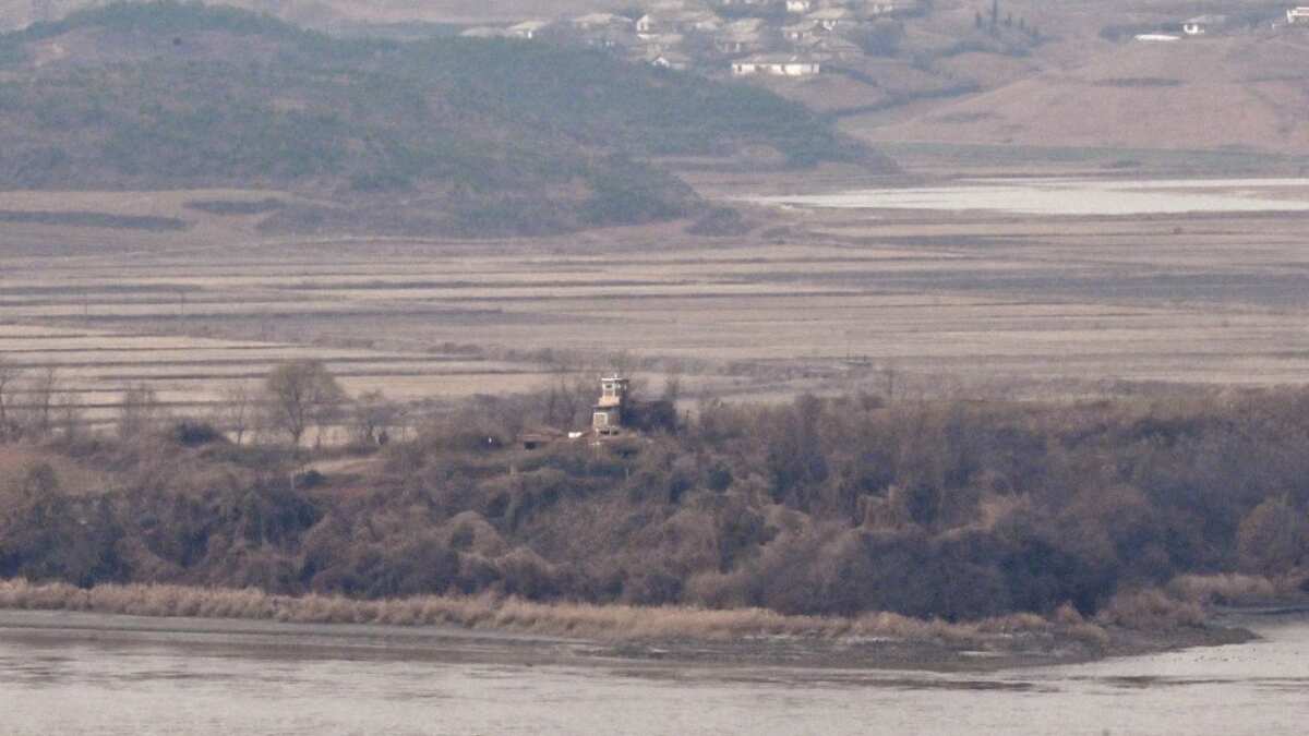 South Korea fired warning shots after North Korean soldiers crossed the border again: Seoul South Korea fired warning shots after North Korean soldiers crossed the border again: Seoul