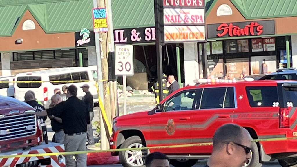 US: 4 killed after drunk driver slams into Long Island nail salon; suspect charged with DWI