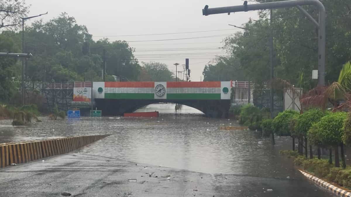 Weather update: IMD predicts heavy rain, issues orange alert for Delhi-NCR Weather update: IMD predicts heavy rain, issues orange alert for Delhi-NCR