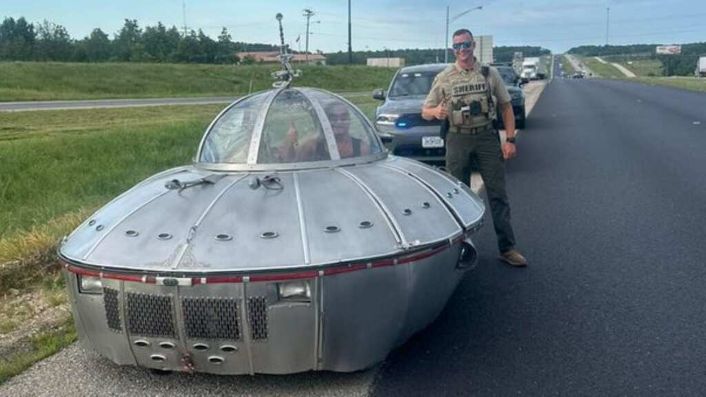 Is UFO breaking traffic rules in the US? Deputies in Missouri pull over ‘out of this world’ vehicle
