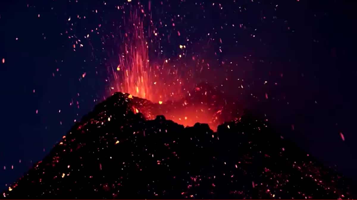 Voragine crater on Mount Etna wakes up after four years. Watch