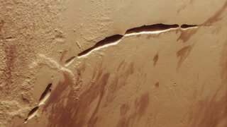 ESA captures scar across Mars in one of its most volcanic regions