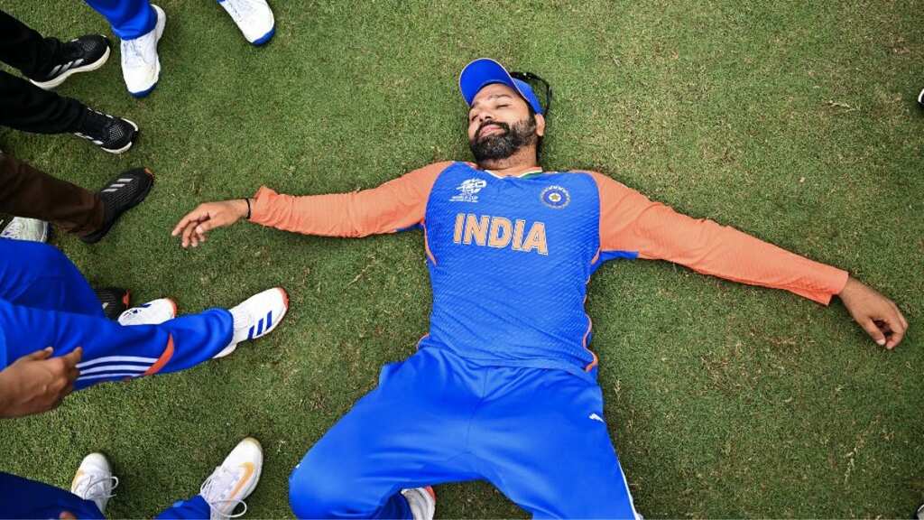 How mother’s love made Rohit Sharma blush upon arrival in Mumbai – WATCH