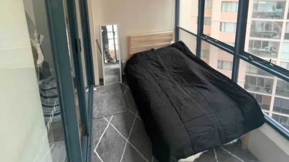Balcony available for rent in Sydney for $969 (Rs 54,000). Check out the mirror!