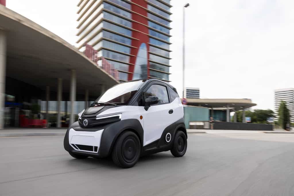 Acciona's Silence S04 is an electric urban NanoCar with removable batteries