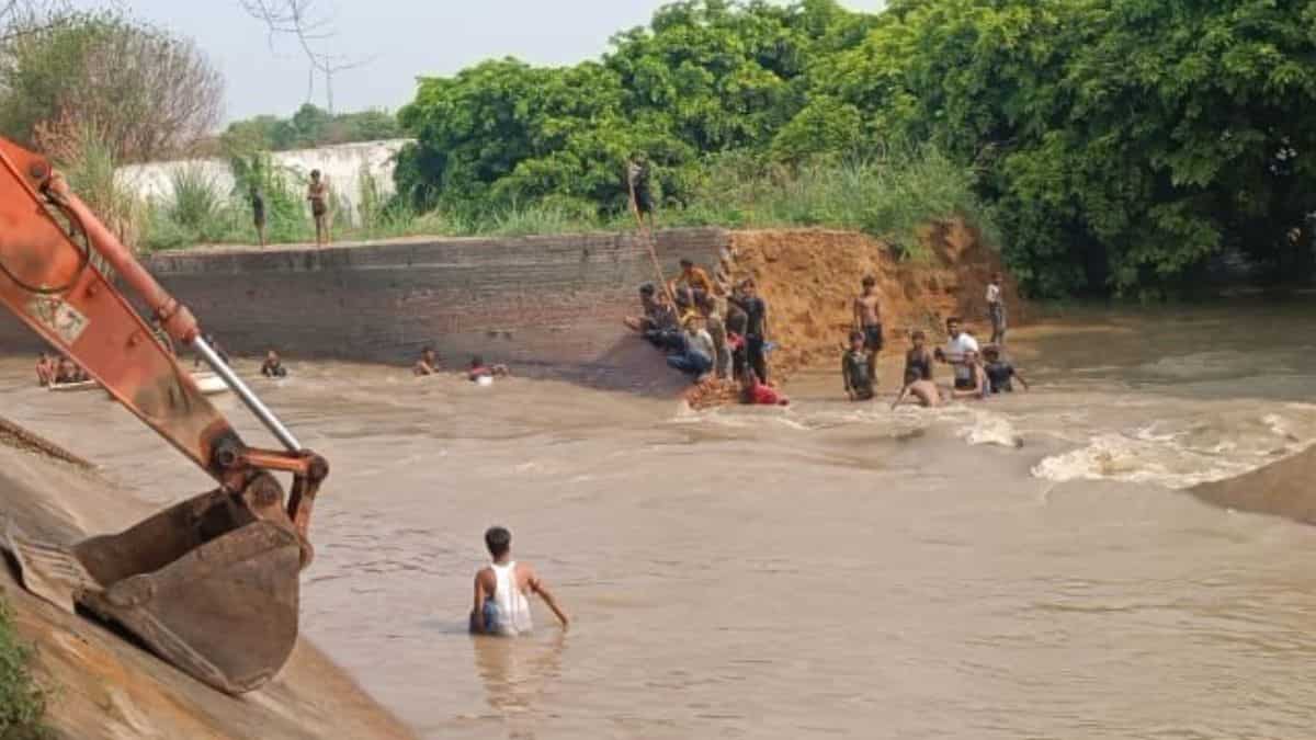 India: Residential colony in outskirts of Delhi floods after canal breaks India: Residential colony in outskirts of Delhi floods after canal breaks