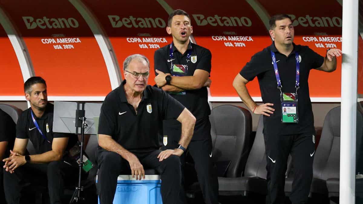 ‘They reacted as any human being…’ – Uruguay coach Bielsa defends players after brawl with fans in Copa ‘They reacted as any human being…’ – Uruguay coach Bielsa defends players after brawl with fans in Copa
