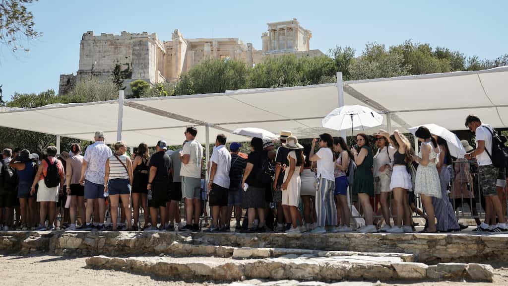 Amid soaring temperatures in Greece, government restricts outdoor work