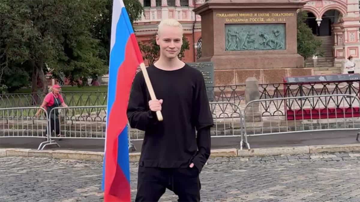 Pro-Kremlin singer holds protest outside US embassy