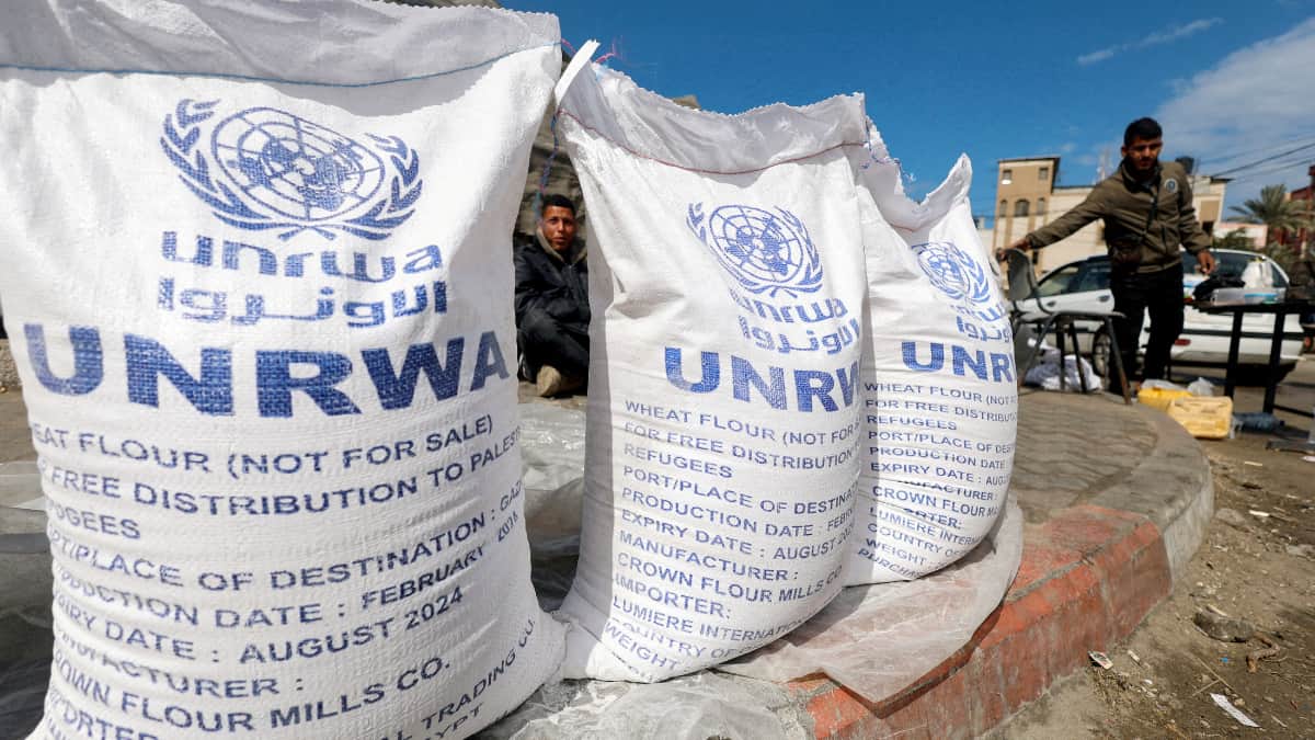 Gaza war: UNRWA says its convoy was hit by Israeli fire Gaza war: UNRWA says its convoy was hit by Israeli fire