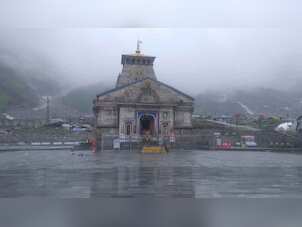 India: 4 dead, 200 pilgrims stranded as cloudburst hits Kedarnath route